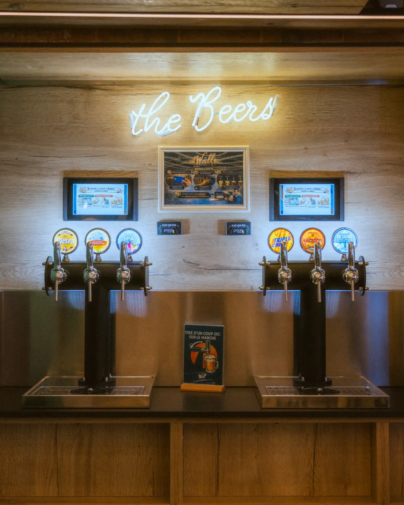 Bar à bières avec six robinets à bière et panneaux d'affichage au-dessus